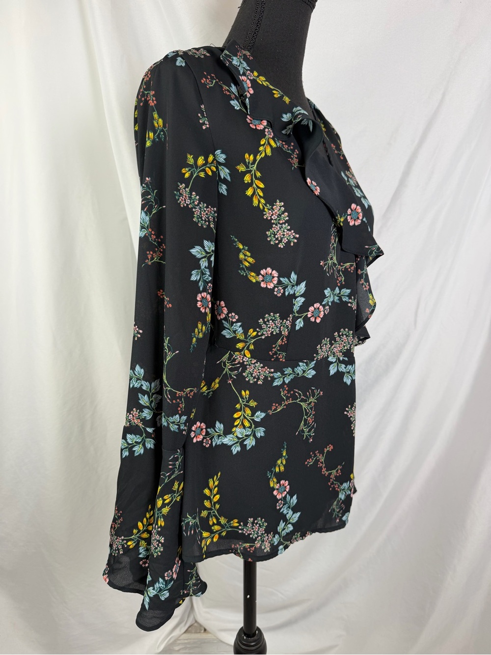 Who What Wear Black Floral Ruffle Wrap Blouse XS | Bell Sleeve Romantic Boho Top - Picture 10 of 13
